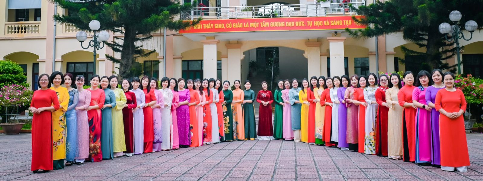 Cán bộ, giáo viên Trung tâm trước Trụ sở chính