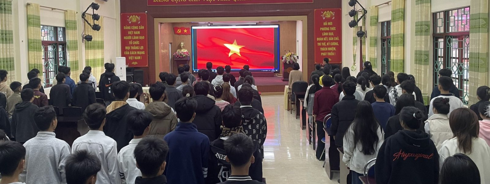 Học viên chương trình GDTX cấp THPT trong buổi chào cờ đầu tuần