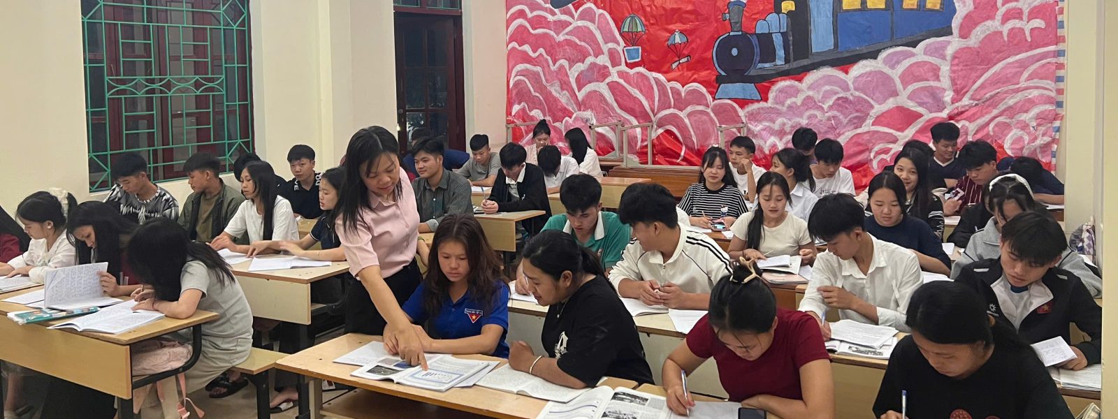 Lớp ôn tập buổi tối của học viên chương trình GDTX cấp THPT