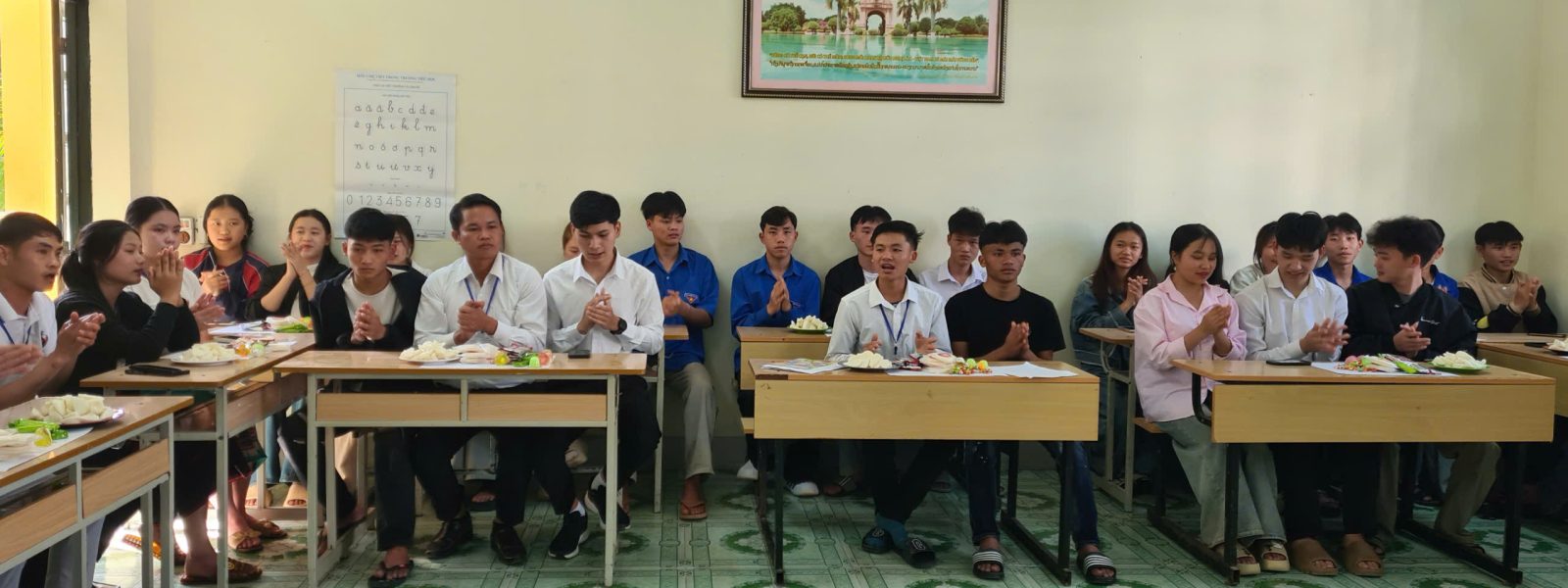 Lưu học sinh Lào và học viên Trung tâm trong chương trình giao lưu tiếng Lào - tiếng Việt